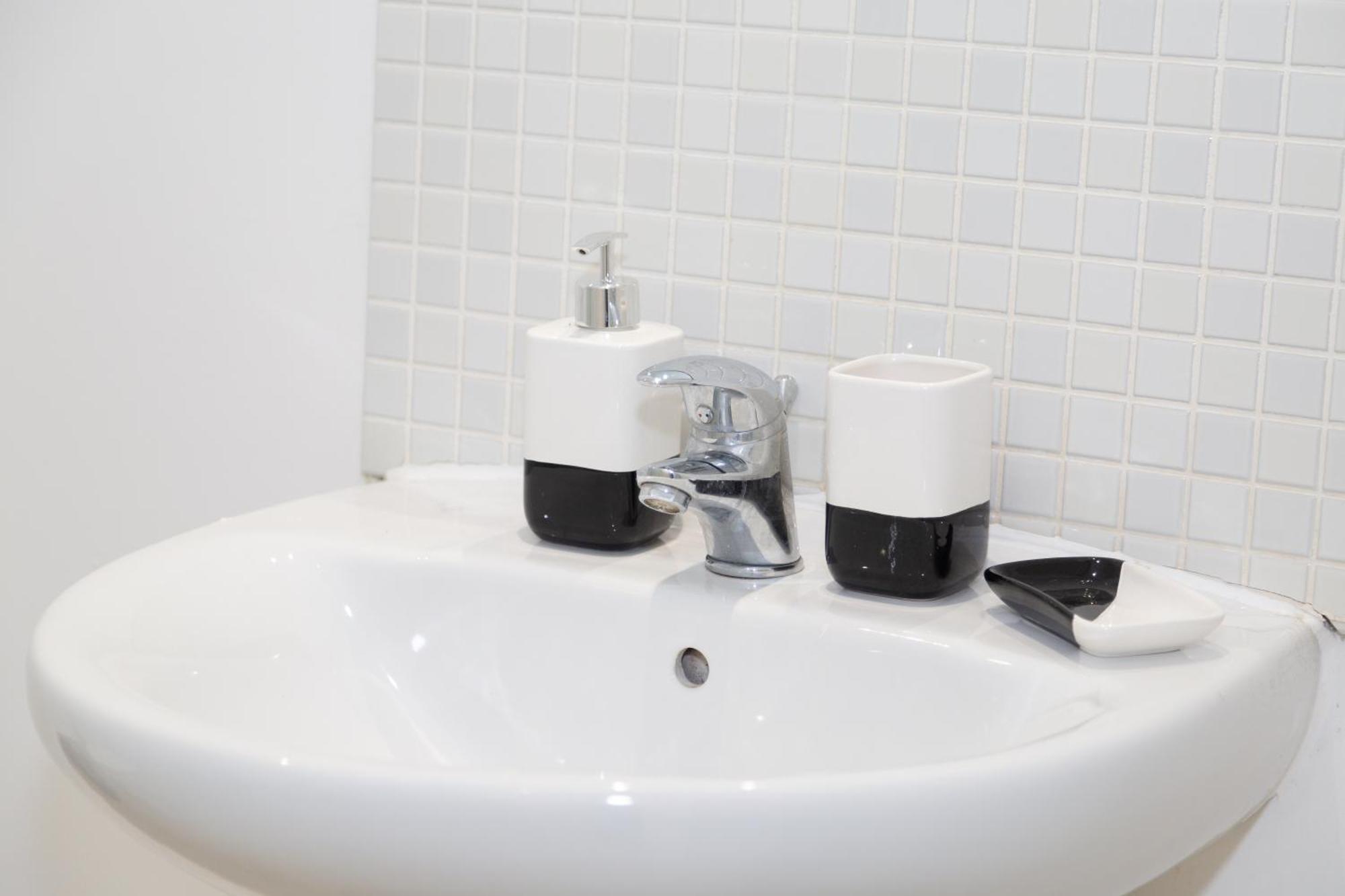 Serviced Apartment In Liverpool City Centre - Free Parking - Balcony - By Happy Days Екстер'єр фото