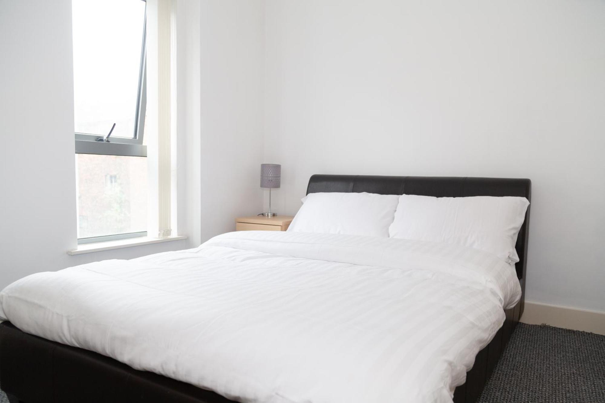 Serviced Apartment In Liverpool City Centre - Free Parking - Balcony - By Happy Days Екстер'єр фото