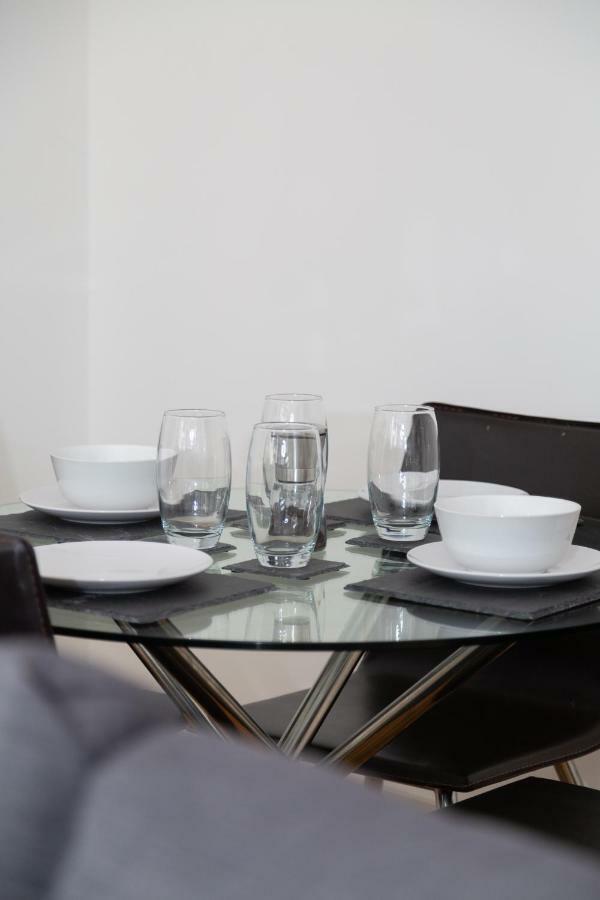 Serviced Apartment In Liverpool City Centre - Free Parking - Balcony - By Happy Days Екстер'єр фото